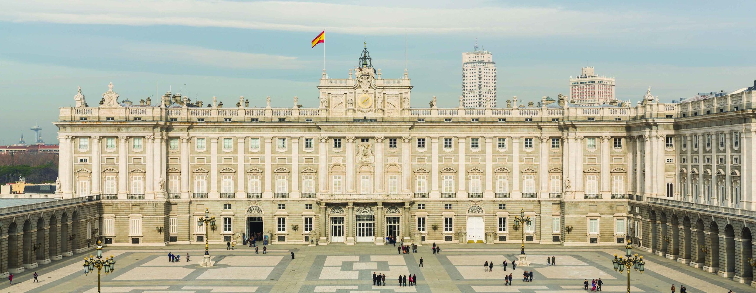 Facciata sud del Palazzo Reale di Madrid, con la bandiera spagnola sventolante in cima